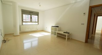 Piso lleno de luz, con dos balcones y perfecto para amueblar a tu gusto