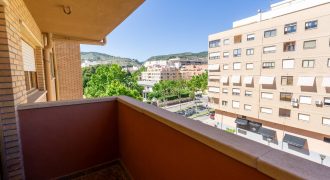 Piso en venta en Ibi con balcón y vistas a un parque