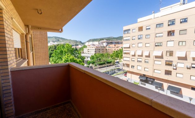 Piso en venta en Ibi con balcón y vistas a un parque