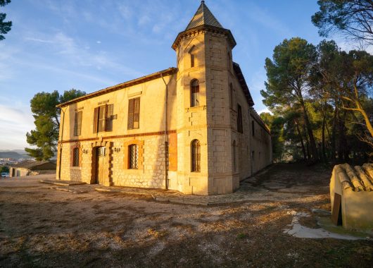 Castillo señorial para reformar en Ibi, con gran parcela y múltiples posibilidades de uso