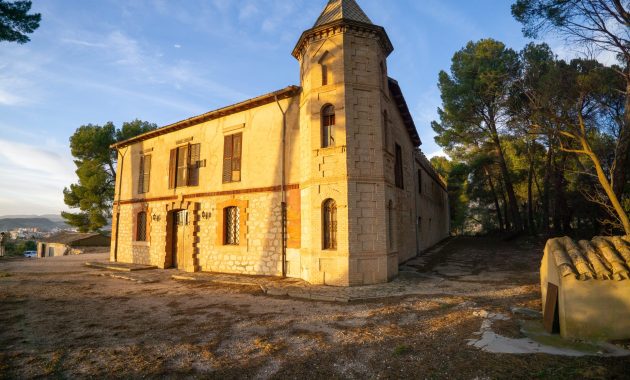 Castillo señorial para reformar en Ibi, con gran parcela y múltiples posibilidades de uso