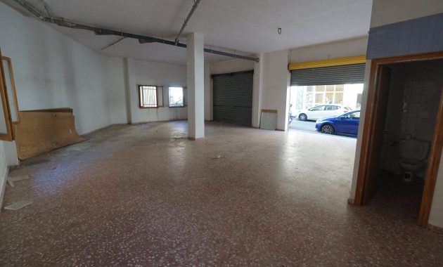 Local comercial en esquina de 120 m² en zona céntrica de Ibi