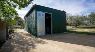 Terreno de 8.800m2 en Onil con construcciones