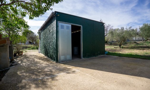 Terreno de 8.800m2 en Onil con construcciones