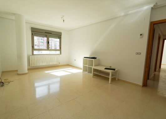 Piso lleno de luz, con dos balcones y perfecto para amueblar a tu gusto
