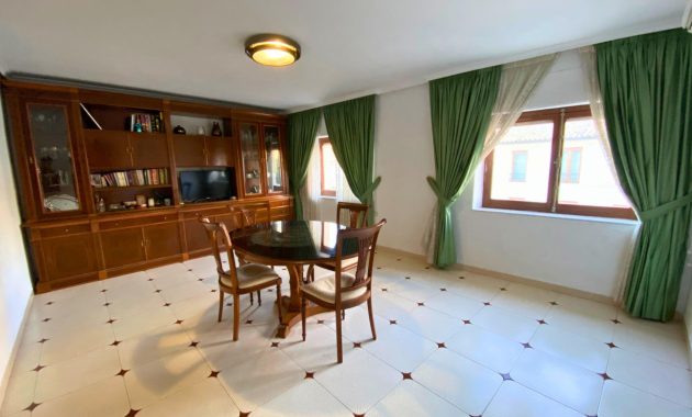 Casa grande con dos plantas y terraza en Carrer les Eres